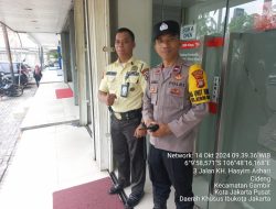 Antisipasi gangguan Kamtibmas di perbankan, Anggota Polsubsektor Roxy sambangi Bank CIMB Niaga Roxy