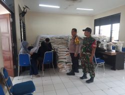 Pastikan Aman Dan Tertib, Bhabinkamtibmas Kelurahan Harapan Mulia Bersama Babinsa Pantau Pembagian Bansos Bersubsidi