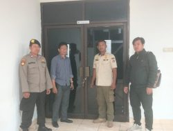 Pengamanan Gudang Logistik Pilkada Malam Hari, Kanit Intelkam Bersama Anggota Samapta, Satpol. PP, Panwascam Dan FKDM