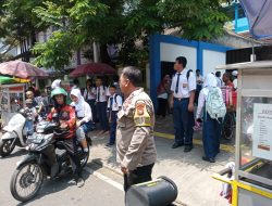 Antisipasi Tawuran Pelajar Bhabinkamtibmas Lakukan Pengamanan Dan Pengawalan