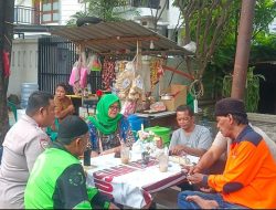 Antisipasi Tawuran Bhabinkamtibmas Petamburan Bersama Ketua RW 09, Ketua RT, FKDM Dan Pokdarkamtibmas Patroli Dialogis Bersama Ke Pemukiman Warga