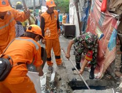 Melalui Grebek Lumpur Babinsa Koramil 02/Sawah Besar Tanamkan Kepedulian Terhadap Lingkungan