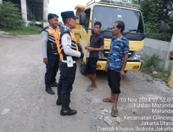 Tertibkan Parkiran liar di jln sungai tiram bawah tol Cilincing Cibitung