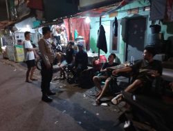 Cegah Dini Potensi Tawuran Warga, Kapolsubsektor Kayu Awet, Imbau dan Bubarkan Anak-anak Remaja Kumpul-kumpul Tengah Malam