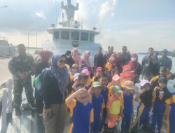 Antusias Siswa Siswi TK di Bintan Melihat Kapal Perang TNI AL