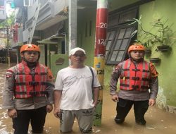 Tim SAR Brimob Polda Metro Jaya Evakuasi Warga Terdampak Banjir di Kampung Melayu