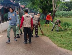 Jelang Musim Penghujan Babinsa Koramil 05/Bantargebang Laksanakan Karya Bakti Bersihkan Jalan dan Saluran Air