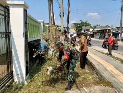 Babinsa Koramil 11 Pebayuran Ajak Warga Gelar Jumat Bersih di Desa Sumbersari