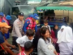 Bhabinkamtibmas Muara Angke dan Ditpolairud Polda Metro Jaya Seberangkan Anak Sekolah di Lokasi Banjir Rob.