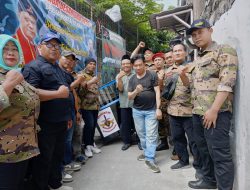 Anggota Grib Jaya Cabang Ranting Pegangsaan Dua menggelar kegiatan sosial berupa penyerahan gerobak sampah