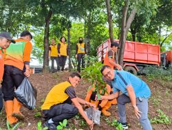 Tanam puluhan bibit pohon, jajaran Samapta Polres Metro Jakarta Timur dukung Ketahanan pangan