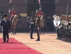 Presiden Prabowo Subianto berjalan di samping pasukan India dalam upacara penyambutan kenegaraaan di Istana