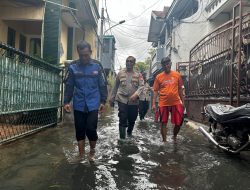 Kapolsek Koja Tinjau Langsung Pengungsian Warga Terdampak Banjir di Masjid Nashirus Sunnah