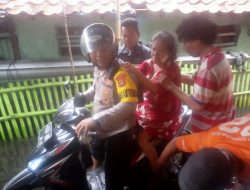 Bhabinkamtibmas Polsek Koja Lakukan Evakuasi Cepat Warga Sakit Terdampak Banjir