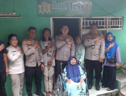 Kapolres Metro Jakarta Utara Berikan Kursi Roda untuk Warga Lansia Terdampak Banjir di Cilincing