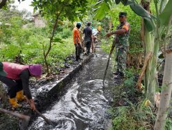 Babinsa Koramil 11 Pebayuran Bersama Warga Gotong Royong Bersihkan Saluran Air Tersumbat