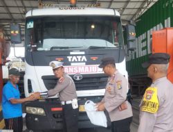 Kanitlantas Bagikan Snack dan Air Mineral kepada Sopir, Saat Antrian Panjang