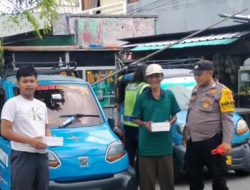 Ayo Berbagi, Bhabinkamtibmas Kel.Pademangan Barat Bagikan Nasi Kepada Pengemudi Kendaraan Kancil