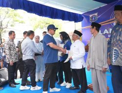 Menteri Agraria dan Tata Ruang/Kepala Badan Pertanahan Nasional (ATR/BPN), Nusron Wahid, menyerahkan secara simbolis 5 Sertipikat Hak Guna Bangunan (SHGB)