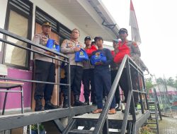 Polri Peduli Masyarakat Bagikan Sembako di Rumah Apung Muara Angke