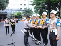 KAPOLDA METRO JAYA LAKSANAKAN UPACARA EMPAT ANGGOTA POLDA METRO JAYA DIBERHENTIKAN DENGAN TIDAK HORMAT