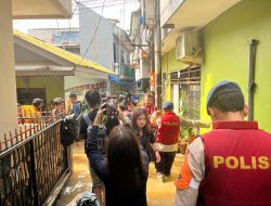 Brimob Polda Metro Jaya Evakuasi Warga di Kampung Melayu, Banjir Capai 2 Meter