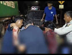 POLISI Dan Warga Gotong Royong Bantu Pemotor Korban Kecelakaan Tabrak Truk Kontainer Di Cilincing