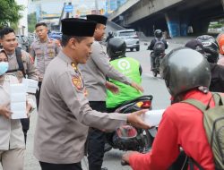 Polres Metro Jakarta Utara Bagikan Takjil, Tebar Berkah di Bulan Ramadhan 1446 H