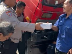 Satbinmas Bagikan Makanan Buka Puasa Dibulan Penuh Ampunan