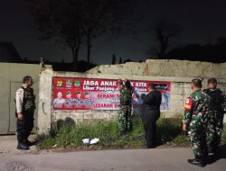 Cegah Tawuran Remaja, Babinsa Bersama Bhabinkamtibmas Dan Aparat Kelurahan Harapan Jaya Pasang Banner Himbauan
