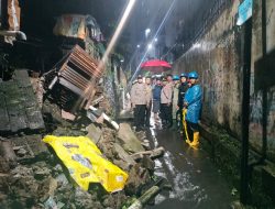 Pondasi Dua Rumah di Ciputat Timur Longsor Akibat Hujan Deras, Warga Diminta Waspada