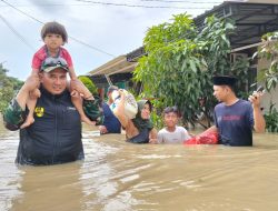 Babinsa Koramil 04/Babelan & Anggota Komcad Evakuasi Warga Yang Lumpuh Terobos Banjir