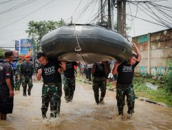 Gerak Cepat Pasukan Yonif 202/Tajimalela dalam Evakuasi Korban Bencana Banjir