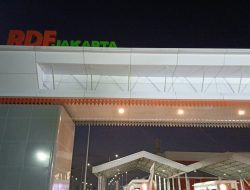 Kepala RDF Jakarta, Agung (dalam mobil), Lurah Rorotan, Ahmad Fitroh Bersama awak media di RDF Rorotan, Rabu (5/2/2025