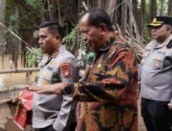 Kapolda Metro Jaya Irjen Pol Karyoto Tinjau Pengungsian Warga Terdampak Banjir di Pancoran