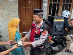 Polsek Kelapa Gading Gelar Pembagian Takjil Keliling untuk Warga RW.013 Kelurahan Pegangsaan Dua.