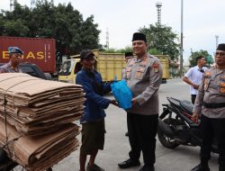 BURUH PELABUHAN TANJUNG PRIOK RASAKAN MANFAAT BAKTI SOSIAL POLRI
