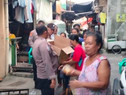 Polisi Berbagi Kebahagiaan Ramadhan dengan Pembagian Takjil di Pademangan Barat