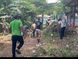 Andi Azis bersama masyarakat bergotong royong merawat dan membersihkan Taman Kalijodo, Jakarta Utara.