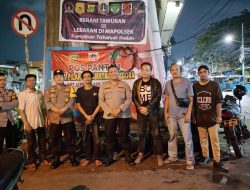 Unit Binmas Polsek Tambora Berbagi Makan Sahur Ke Warga Yang Melintas