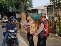 Semarakkan Ramadhan, Polisi Bagi-bagi Takjil di Kampung Bandan