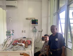 Bhabinkamtibmas Pademangan Barat Jenguk Anggota Linmas yang Dirawat di RSPAD Gatot Subroto
