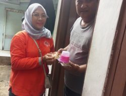 Berbagi Kebahagian di Bulan Ramadhan, RT 006 Kel Rawa Badak Utara Bagikan Takjil Kepada Warga Secara Door to Door
