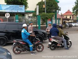 Div Propam Polri dan Sipropam Polres Pelabuhan Tanjung Priok. Bagikan Takjil untuk Warga,para Drever teler yg melintas di pos 1