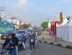 Kendaraan melintasi jalur pantai utara jawa di Ruas Tambun Selatan, Kabupaten Bekasi, Jawa Barat, jumat (28/03/2025