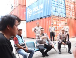 Kapolres berikan Bansos dan Sosialisasikan Tips Mudik Aman, Keluarga Nyaman, Hotline Mudik 110, Berantas Preman Kedok Ormas