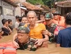 Gerak Cepat Kodam Jaya Bantu Evakuasi Warga Yang Terdampak Banjir