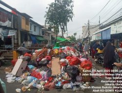 Pembiaran Sampah di Pasar Kaget Bendlay, Warga Keluhkan Bau Menyengat dan Ancaman Banjir