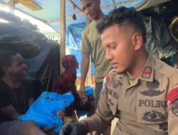 Peduli Kesehatan, Personel Ops Damai Cartenz 2025 Beri Pengobatan kepada Anak yang Terluka di Intan Jaya