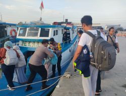 Polri Melayani Sepenuh Hati Personel Pos Yan Kali Adem Lakukan Pengamanan dan Bantu Penumpang Naik Kapal